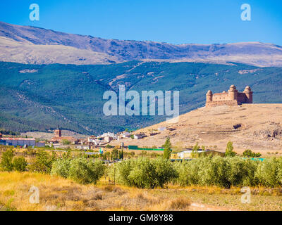 Castello La Calahorra, un imponente collina del castello, si trova a La Calahorra, nella provincia di Granada, Andalusia. Foto Stock