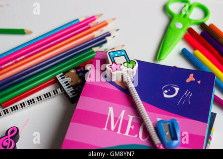 Forniture scolastiche-notebook, matite e forbici Foto Stock