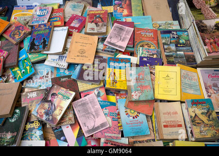 Libro di anticaglie stallo a Street Market Yangon Myanmar Foto Stock