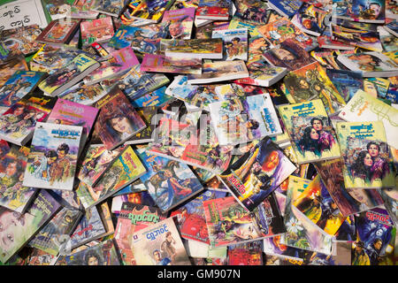 Libro di anticaglie stallo a Street Market Yangon Myanmar Foto Stock