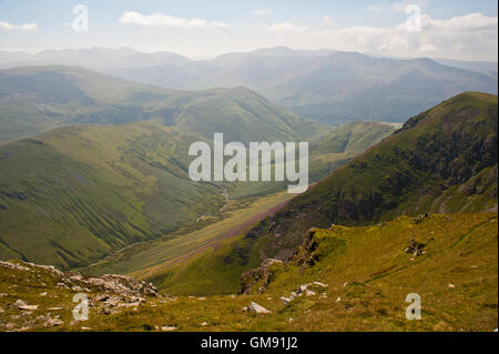 Vista dalla falesia Hill, Buttermere, Cumbria verso la forza mia rupe & Braithwate, Keswick Foto Stock