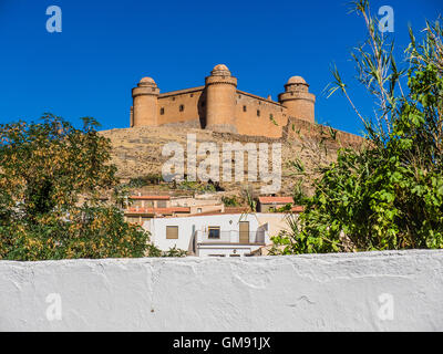 Castello La Calahorra, un imponente collina del castello, si trova a La Calahorra, nella provincia di Granada, Andalusia. Foto Stock