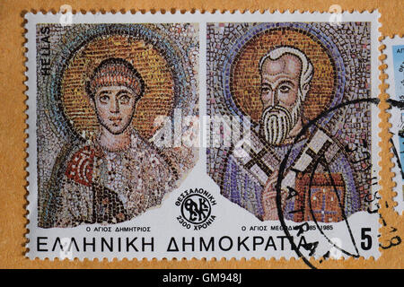 Santi Demetrio e Metodio di Salonicco dettaglio di epoca bizantina mosaico su vintage francobollo. Foto Stock