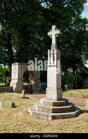 Una croce di San Giacomo il grande sagrato, Birlingham, Worcestershire, England, Regno Unito Foto Stock