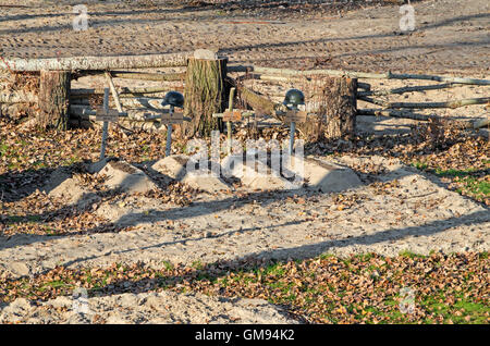 DNEPROPETROVSK, Ucraina - 29 Ottobre 2013: soldato della Wehrmacht che la sua tomba il campo di battaglia durante la Seconda Guerra Mondiale. La ricostruzione Foto Stock