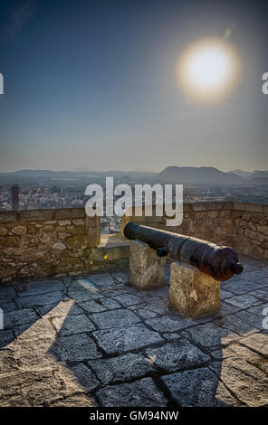 Le ombre del tramonto sul castello di Santa Barbara in Alicante, Spagna Foto Stock