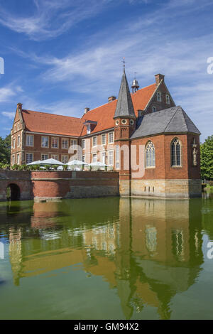 Burg Hulshoff con la riflessione in acqua vicino Havixbeck, Germania Foto Stock