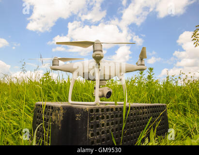 Quadrocopters su una scatola di plastica nell'erba. Preparazione quadrocopter a volare. Foto Stock