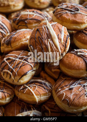 Appena fatte le ciambelle dolci in vendita al mercato di Borough di Londra Foto Stock