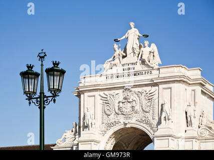 Dettaglio della Rua Augusta arco trionfale raffigurante la femmina allegoria della vittoria premiando Valor e Genius, a Lisbona, Portu Foto Stock