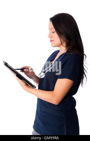 Felice aggiornamento infermiere iscritto in digitale compressa patient chart medical record, su bianco. Foto Stock