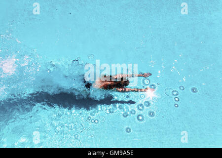 Donna subacquea immersioni in piscina Foto Stock