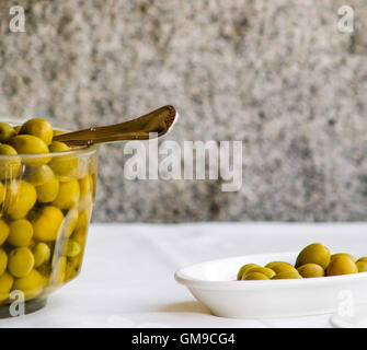 Green Olive spagnolo nel piatto di portata Foto Stock