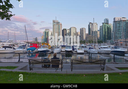 Il Waterfront Park godendo la luce del tramonto in Vancouver BC Canada. Foto Stock