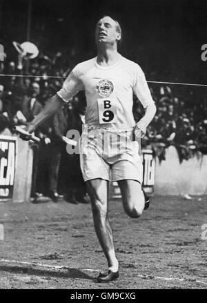 Scottish atleta olimpico Eric Liddell vincendo l'impero britannico vs. USA 1-mile relè presso il Meeting Internazionale di Atletica Leggera tenutosi a Stamford Bridge di Londra il Sabato, 19 Luglio 1924 dopo le Olimpiadi di Parigi. A causa di convinzioni personali della sua fede cristiana, Liddell notoriamente ha rifiutato di eseguire il suo favorito a 100 metri nel 1924 Olympics perché si è svolta la gara di domenica. Egli ha invece gareggiato nei 400 metri di gara che ha vinto. Nel 1925 Liddell restituita alla Cina (dove è stato sopportato) e servito come missionario vi fino alla sua morte nel 1945 a un giapponese di internamento civile camp. Foto Stock