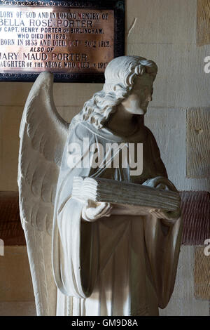 Angelo scultura, San Giacomo la grande chiesa, Birlingham, Worcestershire, England, Regno Unito Foto Stock