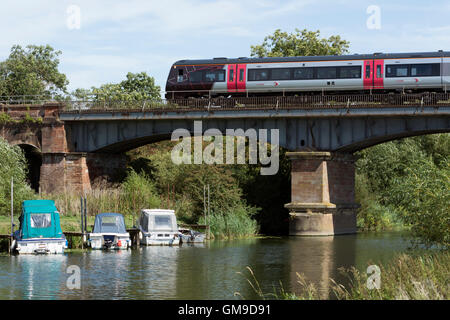 Arriva il Cross Country il treno attraversa il fiume Avon a Eckington, Worcestershire, England, Regno Unito Foto Stock