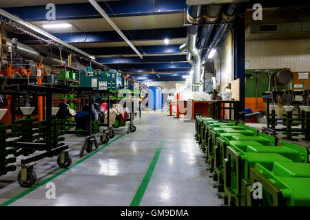 Prodotti in attesa di ulteriore lavorazione in uno stabilimento industriale Foto Stock