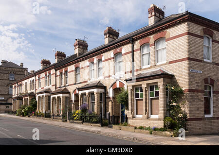 Bianco vittoriano Pease costruito in mattoni, case a schiera in Warrier terrazza, Saltburn dal mare, North Yorkshire, Inghilterra, Regno Unito Foto Stock