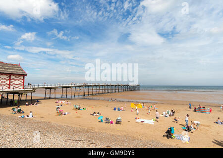 Per coloro che godono di un sole estivo, la spiaggia e il molo Saltburn dal mare, North Yorkshire, Inghilterra, Regno Unito Foto Stock