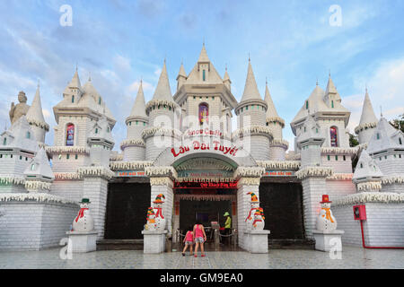 Ho Chi Minh city ( Saigon ), Vietnam - 02 Settembre 2015: Due ragazze visita il castello di neve nei bambini il parco acquatico e la storica Foto Stock