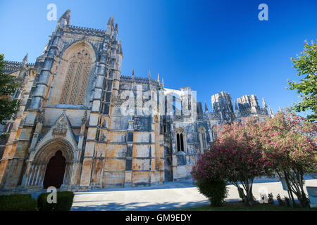 Vista laterale del Monastero di Batalha, uno dei più importanti siti di gotica in Portogallo, creata in ricordo del xiv Foto Stock