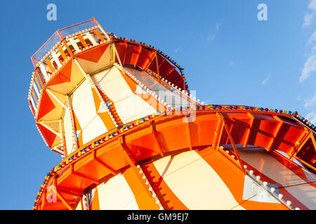 Fiera tradizionale corsa. Guardando verso la parte superiore di un Helter Skelter, fiera d'oca, Nottingham, Inghilterra, Regno Unito Foto Stock