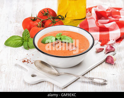 Freddo Zuppa Gazpacho con ghiaccio, basilico e pomodori freschi Foto Stock