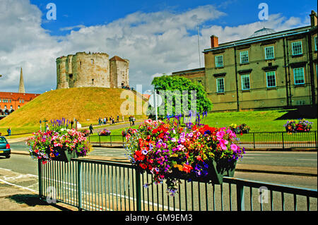 Cesti di fiori e alla Clifford Tower, York Foto Stock