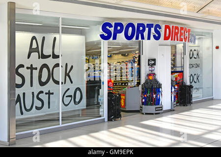 Sport Direct shop front centro commerciale 'Tutte le scorte devono andare' slogan striscioni nella vetrina di un negozio a Intu Lakeside Shopping Centre Thurrock Essex REGNO UNITO Foto Stock