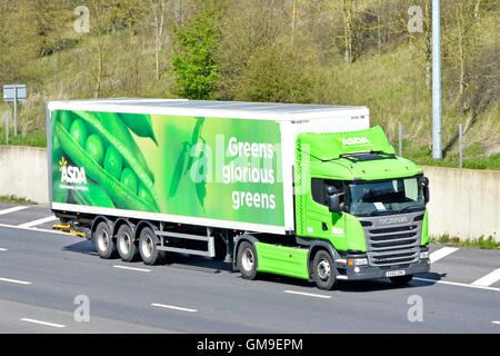 Asda supply chain store supermercato consegna camion rimorchio & Pubblicità & promozione "Verdi verdi glorioso' percorrendo l autostrada del Regno Unito Essex Inghilterra Foto Stock