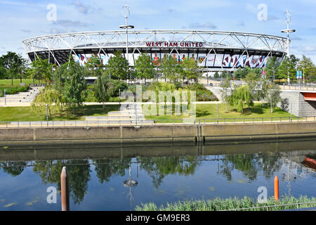 Convertito 2012 stadio olimpico ora stadio di calcio affittato dal West Ham United club di calcio nella Queen Elizabeth Olympic Park Londra Newham Stratford Regno Unito Foto Stock