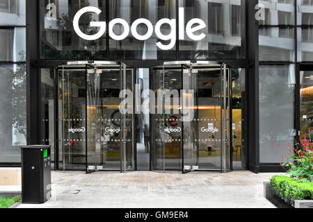 Porte a vetro per uffici di Google con segno girevole sopra la porta di ingresso al nuovo blocco di ufficio in Kings Cross Londra Inghilterra REGNO UNITO Foto Stock