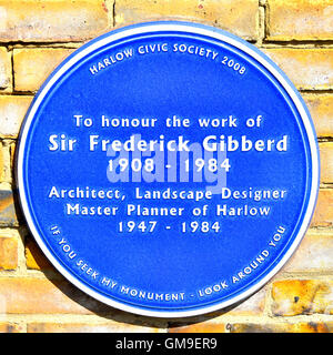 Targa blu Harlow Civic Center Essex England Regno Unito di onorare il lavoro di Sir Frederick Gibberd 1908 - 1983 designer di Harlow new town development Foto Stock