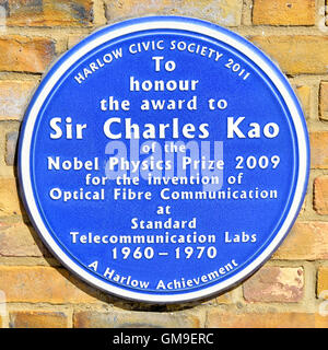 Blue Plaque Harlow Essex England UK Civic Centre premia il Premio Nobel per la fisica 2009 a Sir Charles Kao per il lavoro nella comunicazione in fibra ottica Foto Stock