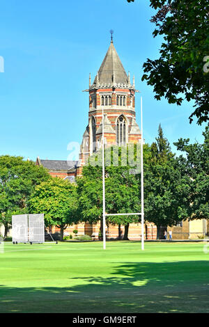 Scuola di Rugby campo da gioco privato indipendente giorno coeducational & boarding school istruzione leggenda partita di rugby ha iniziato qui Warwickshire England Regno Unito Foto Stock