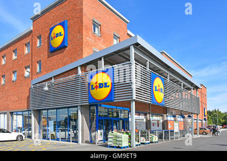 Esterno Lidl UK entrata coperta al supermercato moderno store sul sito ad angolo con tre pannelli di logo nella città di Tamworth Staffordshire Inghilterra Foto Stock