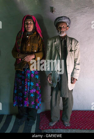 Afghan giovane dentro la loro casa, Badakshan provincia, Wuzed, Afghanistan Foto Stock