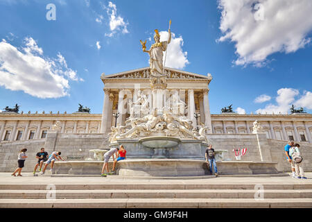 Vienna, Austria - 14 agosto 2016: Il Parlamento austriaco edificio e fontana di Pallade Atena. Foto Stock