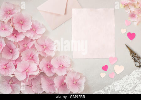 Piuttosto elegante Desktop, cartoleria Flatlay Mockup fotografia, con rosa pallido e notepaper busta Foto Stock