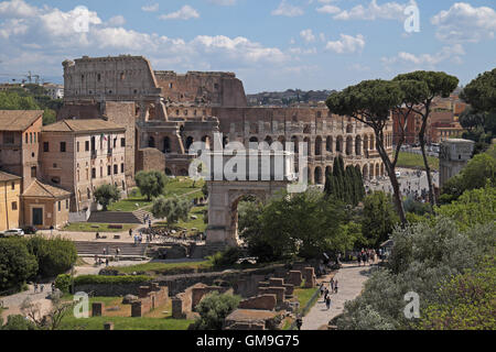 Vista verso il Colosseo con Arco di Tito (centro) e Arco di Costantino (a destra), area Forum, Roma Italia. Foto Stock