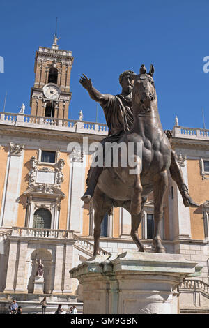 Replica la statua equestre di Marco Aurelio, Piazza del Campidoglio, con il Museo Capitolino oltre, Roma, Italia. Foto Stock