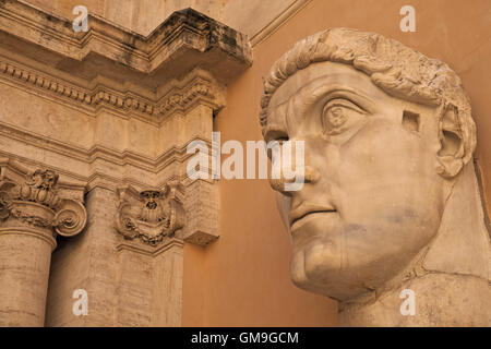 Testa scolpita di Costantino, Museo Capitolino, il Campidoglio, Roma, Italia. Foto Stock