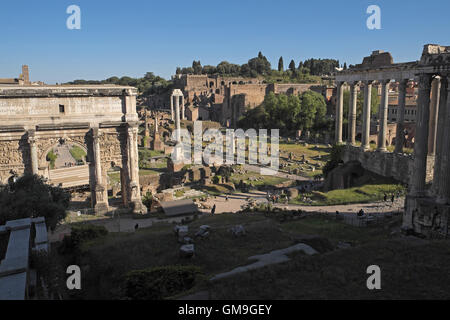 Vista generale del sud est sopra l'area del Foro Romano verso il Palatino, il Tempio di Saturno sulla destra, Arch Settimo Severo sulla sinistra, Roma, Italia. Foto Stock