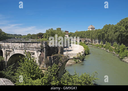 Rovine del Ponte Palatino (Ponte Palatino) oltre il Fiume Terere (Fiume Tevere), Roma, Italia. Foto Stock