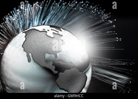 Illustrazione di fibre ottiche su globe Foto Stock