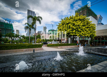 Le fontane e gli edifici moderni a Bonifacio città globale, in Taguig, Metro Manila nelle Filippine. Foto Stock