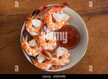 Gamberetti e salsa cocktail nel recipiente Foto Stock