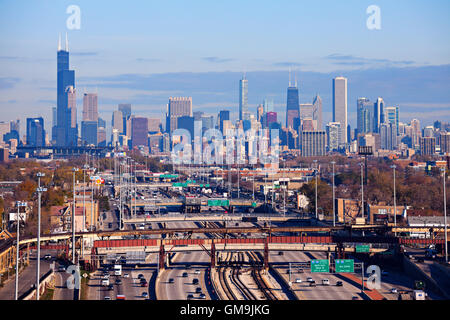 Illinois, Chicago, scena urbana con traffico automobilistico e grattacieli di distanza Foto Stock