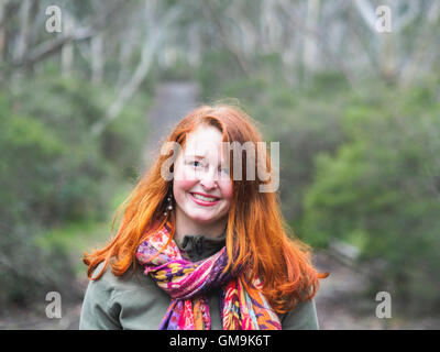 Ritratto di sorridere redhead donna in sciarpa Foto Stock